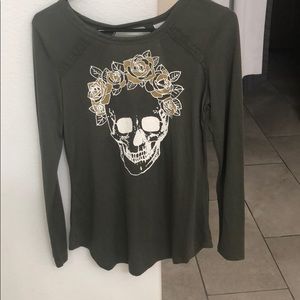 Long sleeve tee with skull design